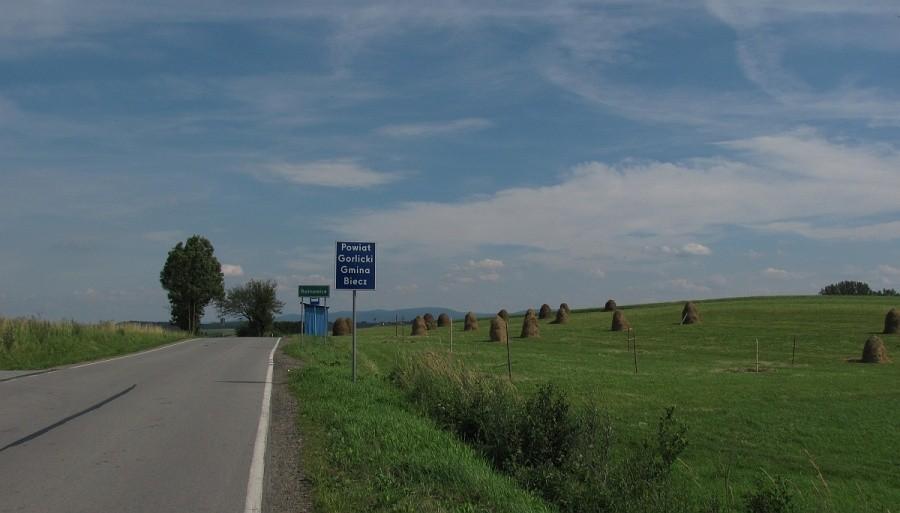 przyjemna szosa za Rzepiennikami - okolice najwyższego wzniesienia