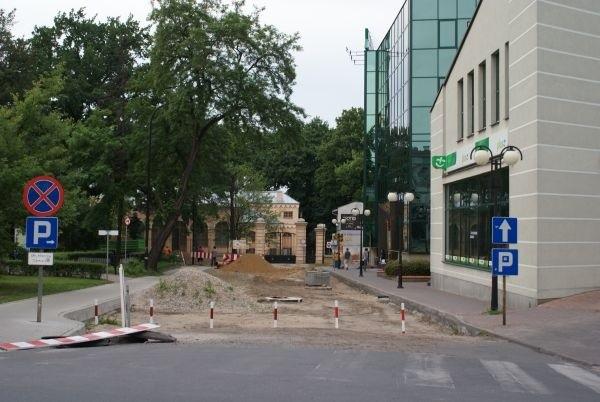 ulica POW też rozkopana, przynajmniej chodnik już jest po lewej stronie :)