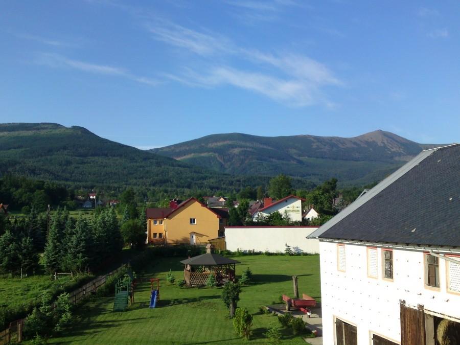 Widok z okna Szkoły w Ściegnach na Śnieżkę