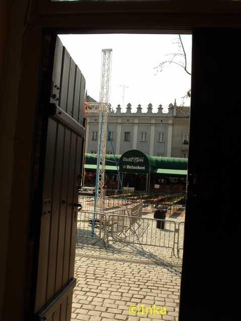 Rynek przez drzwi Kościoła WNMP