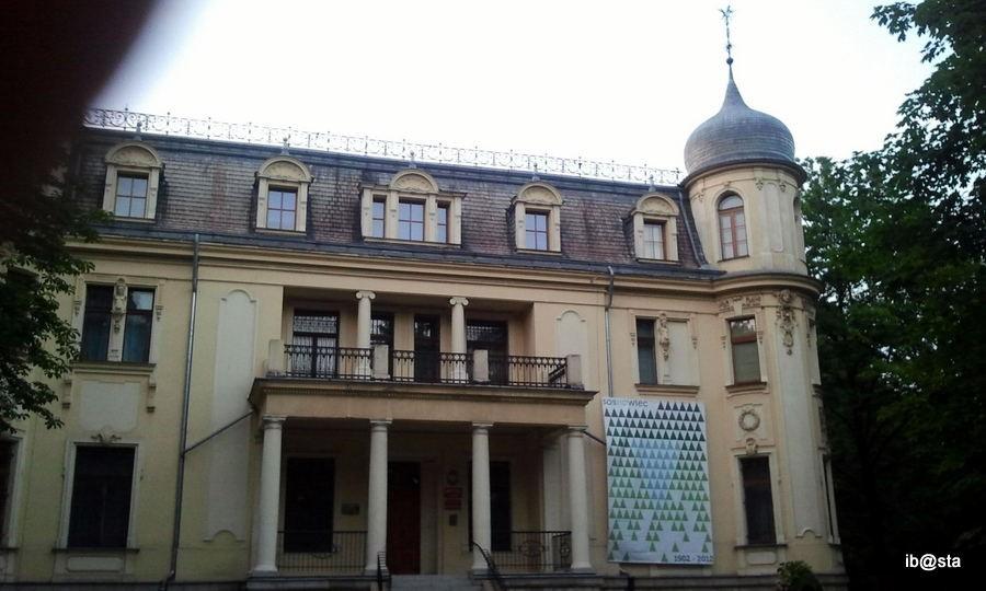 i sąsiadujacy z nim pałac Schöna