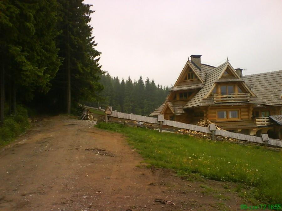 Koniec szosy na Palenicy Kościeliskiej, ok. 90m przed szczytem.