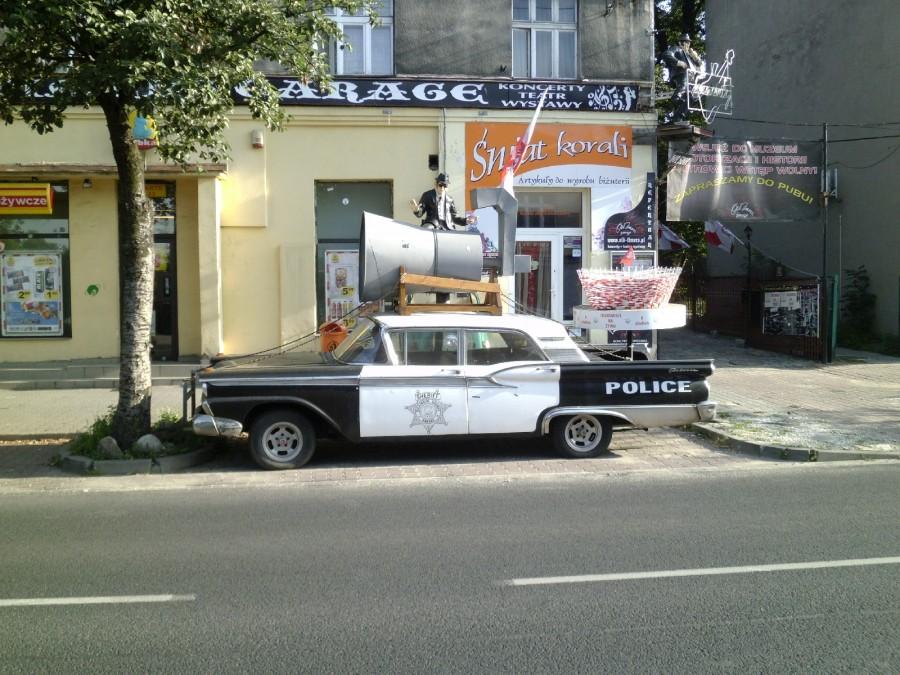 Zaparkowany radiowóz przed klubem Old Timers Garage w Piotrowicach