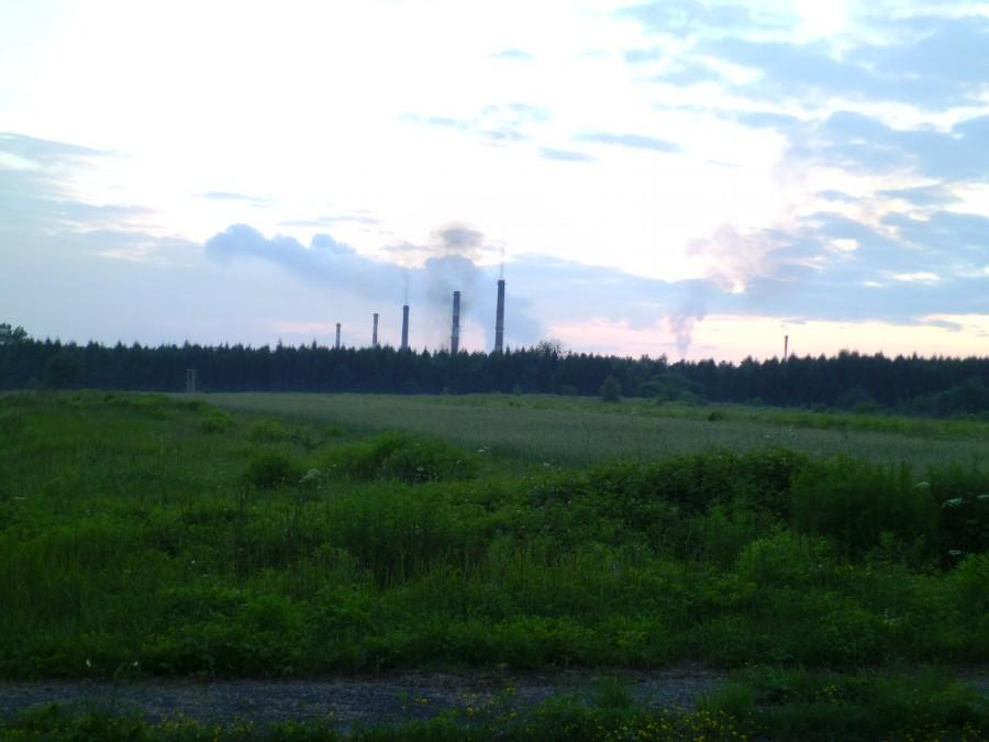 Kominy koksowni w Łośniu przy zachodzącym słońcu.