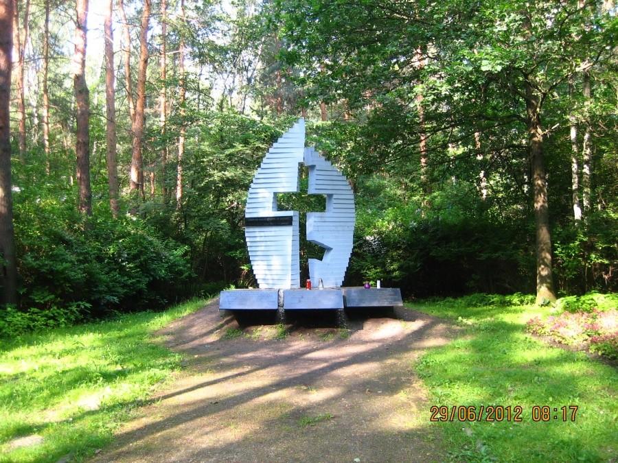 przy leśnej drodze w Jaworznie Podłężu jest pomnik upamiętniający tragiczny los więźniów komunizmu