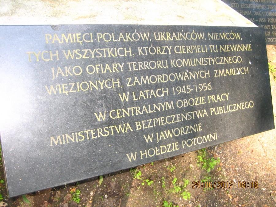 napis na cokole pomnika