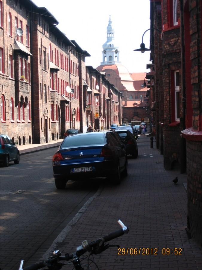 ulica świętej Anny w Nikiszowcu - w głębi wieża kościoła pod tym samym wezwaniem