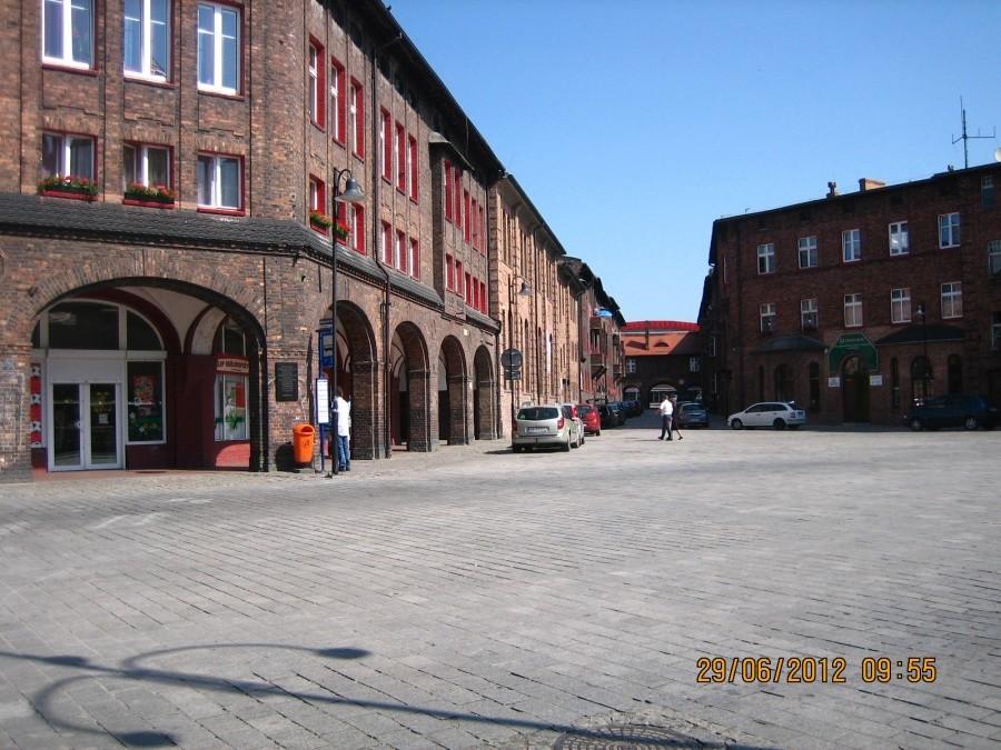 Plac Wyzwolenia w Nikiszowcu przed kościołem świętej Anny