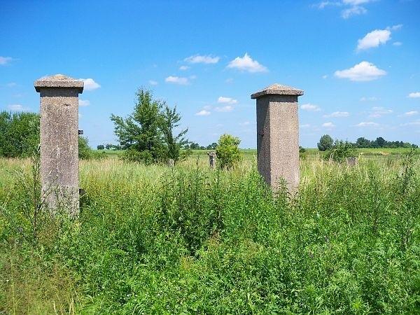 Brama dawnego cmentarza żydowskiego w Błoniu