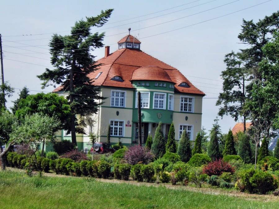 Pałacyk z siedzibą biura Lasów Państwowych w Zalesiu.