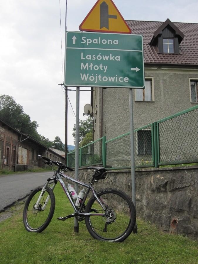 Kieruję się na Spaloną, ale przez Młoty.
