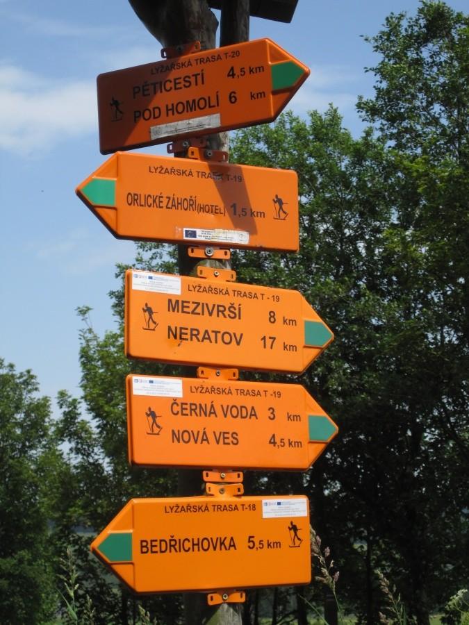 Czeska strona, dalej pięknymi lasami do Masarykovej Chaty