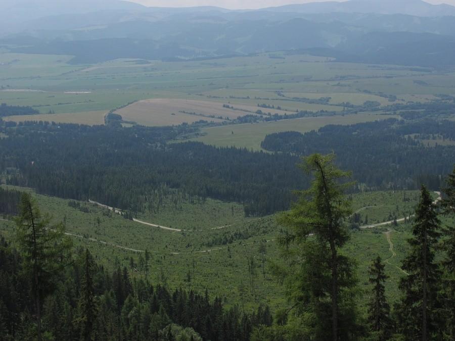 spojrzenie z góry na Magistralę Tatrzańską, Tatry Nizke w tle