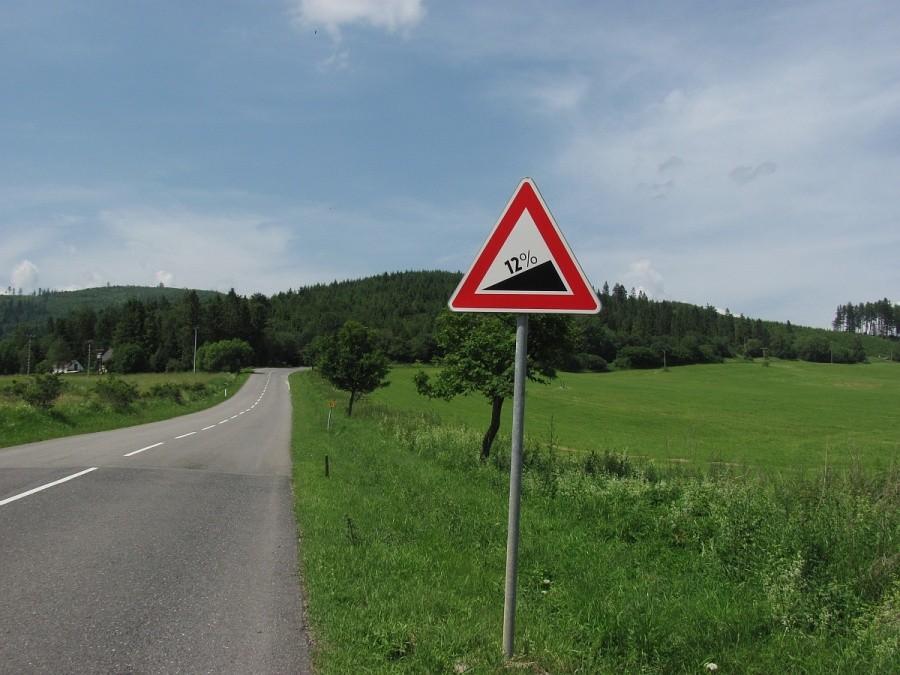 radosne obwieszczenei przed podjazdem