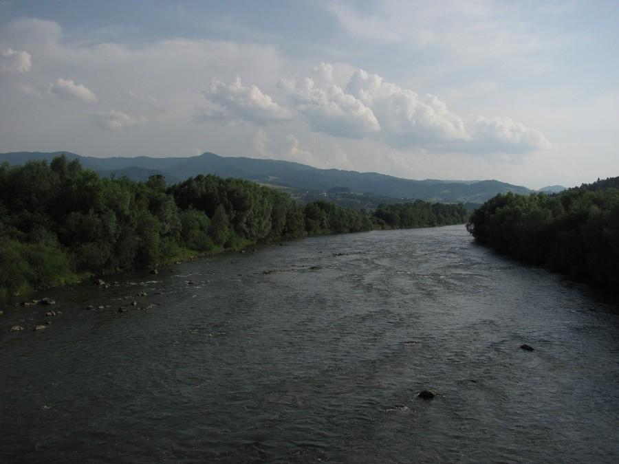 Dunajec przed Gołkowicami, z tyłu Pasmo Prehyby