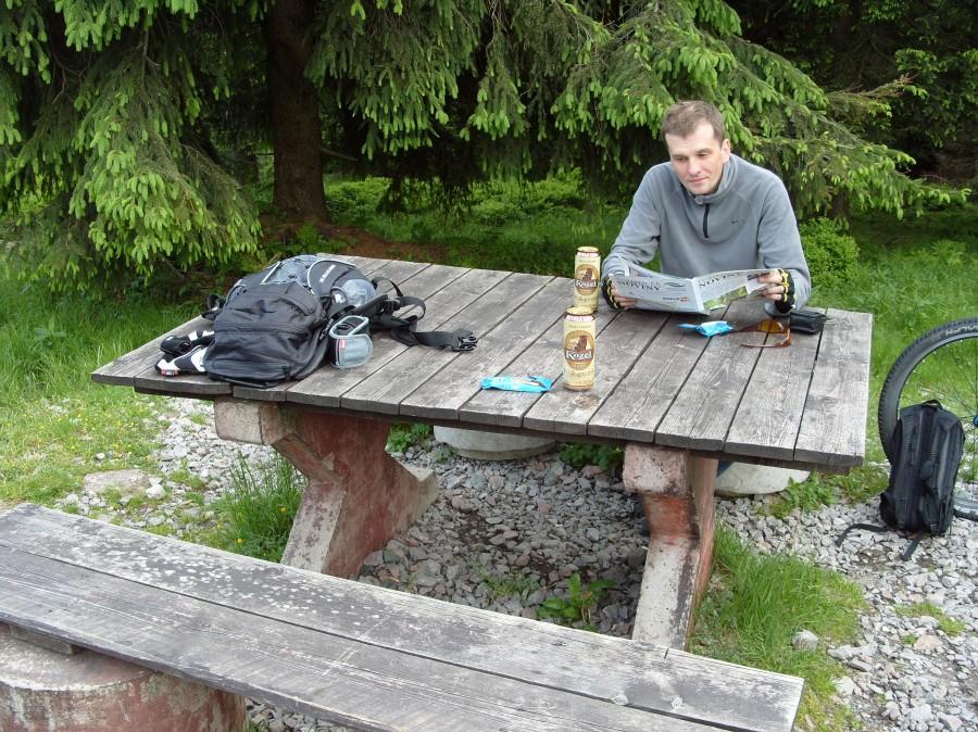 Na Peticesti odpoczynek i czas na Czeską prasę piwko Kozel i słodkie kokosowe batoniki na wzmocnienie.