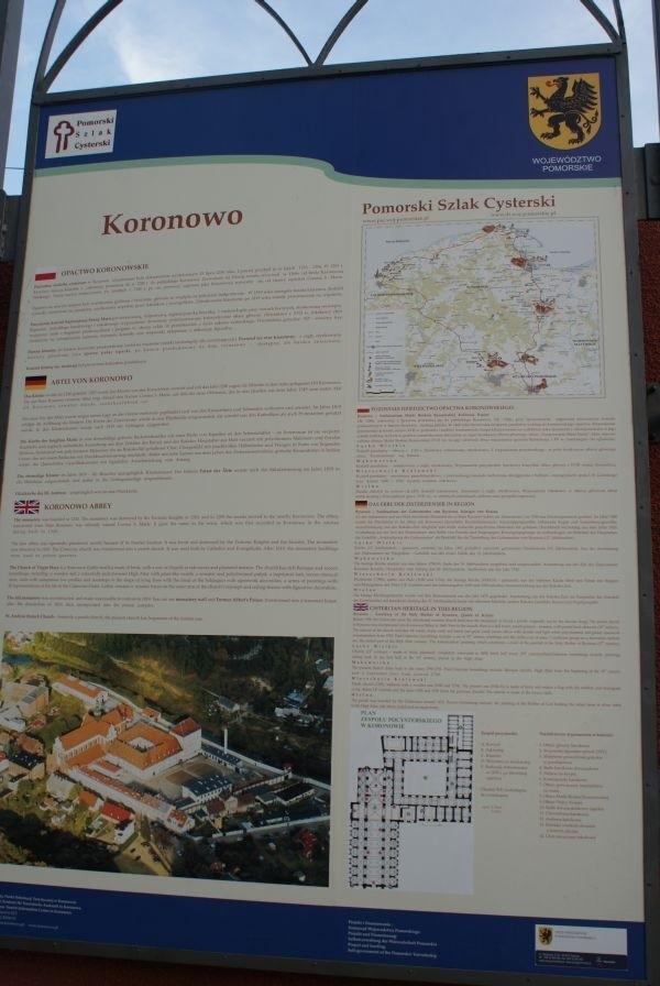 tablica informacyjna przy klasztorze