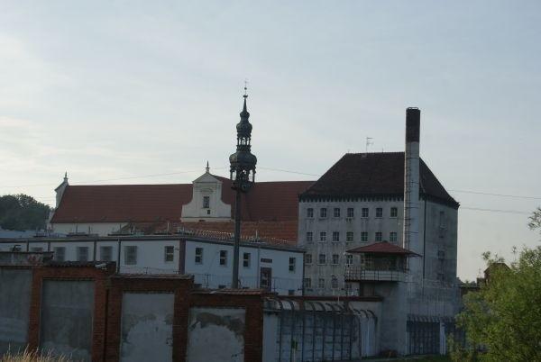 w sąsiedztwie kolegiaty stoi zakład karny w Koronowie