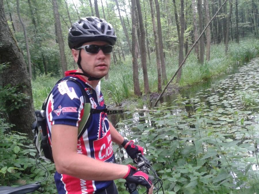 nad strumykiem w lesie, właśnie zaczynał padać deszcz