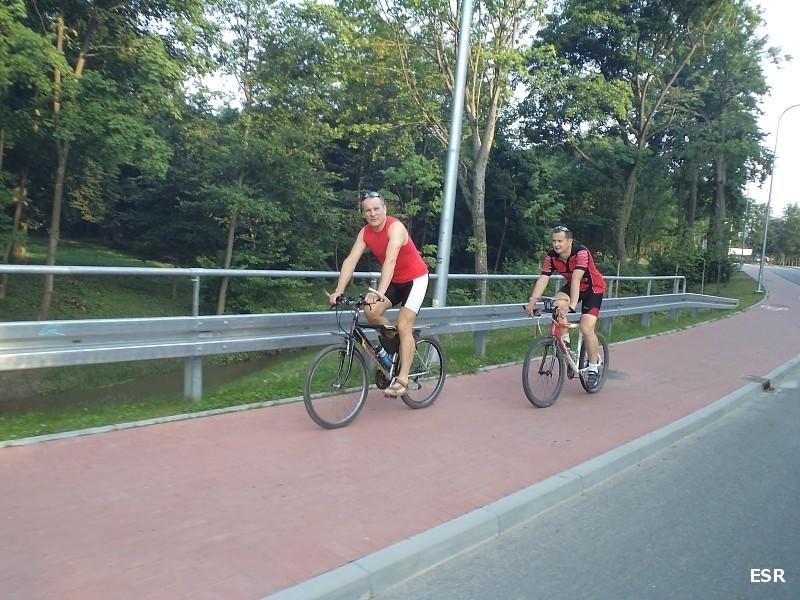 Tomar i Mikołaj na ścieżce rowerowej.