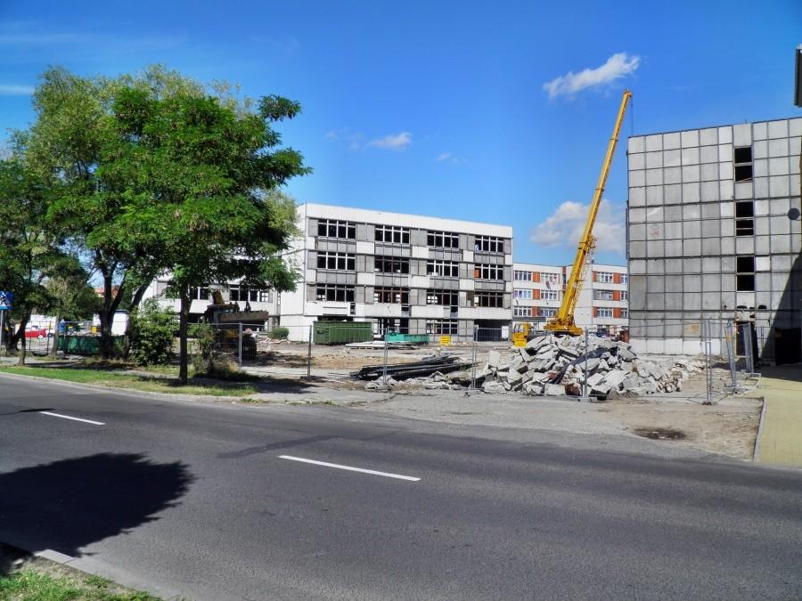 Police - rozbiórka ostatnich kontenerów, które służyły jako mieszkania.