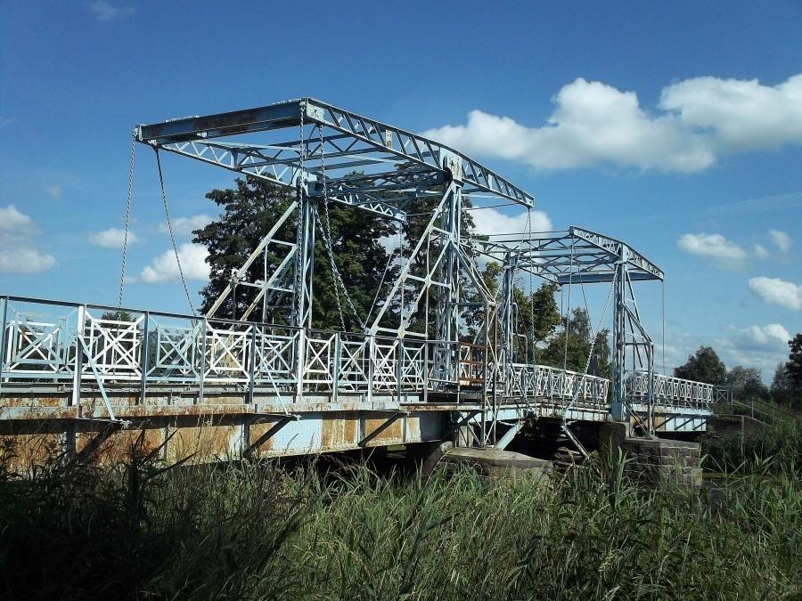 Zwodzony most w Jeziorze