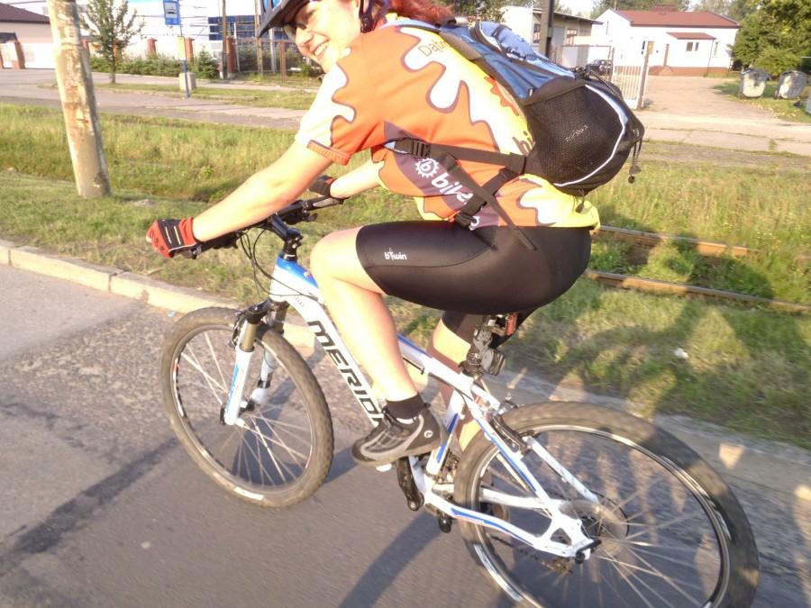 Uśmiechnięta Monika podczas rowerowego dojazdu do pracy :)