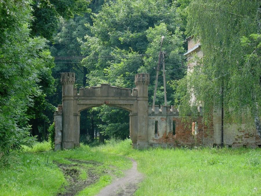 Falenty - brama neogotycka