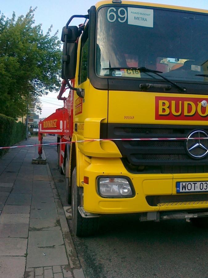 Rozstawianie dźwigu na jezdni