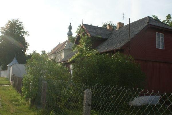 chata na tle Sanktuarium św. Anny w Smardzewicach