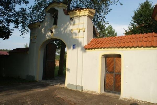 główna furta do Zgromadzenia oo. Franciszkanów w Smardzewicach