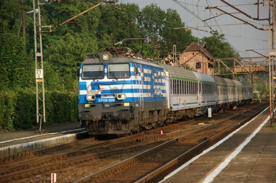 Pociąg Ex 1611 Korfanty relacji Warszawa Wschodnia-Wrocław Główny prowadzony lokomotywą EP09-022 w malowaniu Grecji mija stację Gogolin