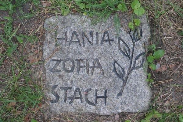 płyta w ziemi, na skarpie nad Pilicą koło Spały, czyżby te osoby tutaj utonęły?