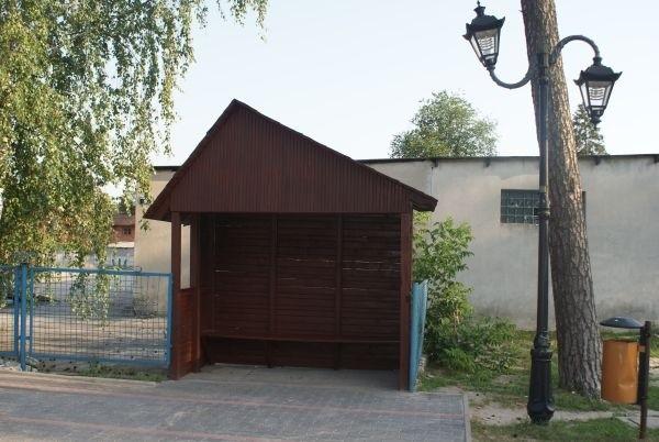 w Spale króluje styl Zakopiański, nawet przystanek jest w tym stylu