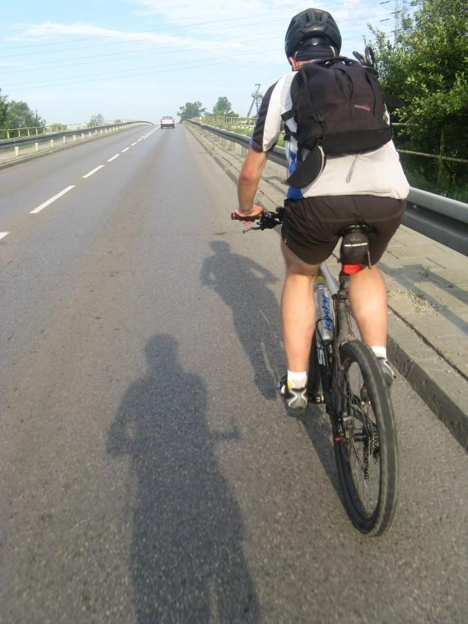 Jeden biker, cienie dwa ;-)
