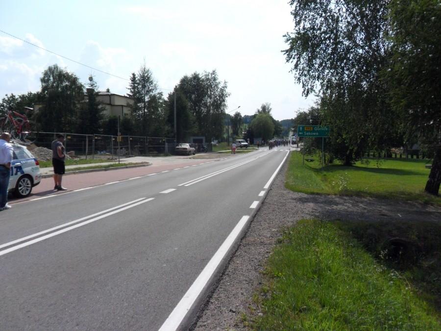 zbliża się peleton