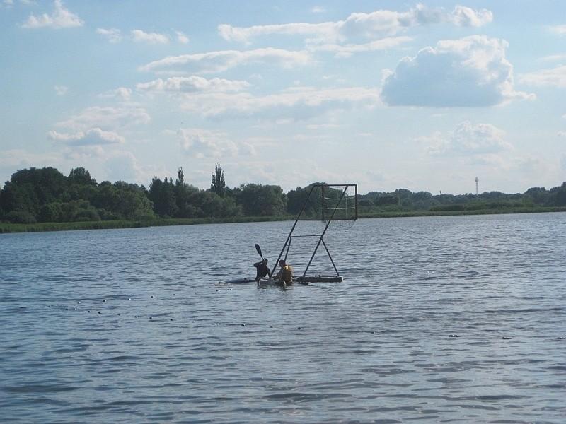 Sobie kajakarze grają w piłę