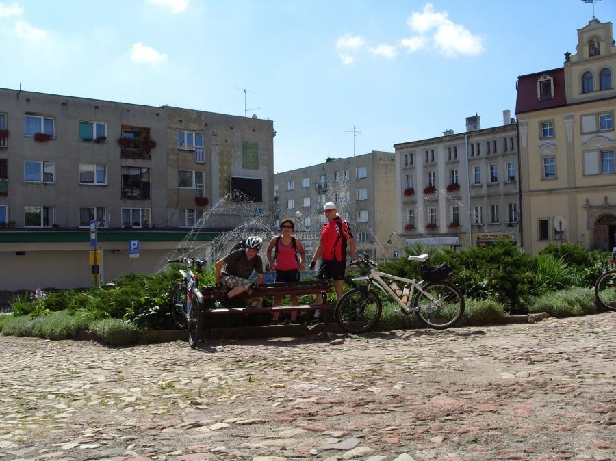 Rynek Radków, pierwsze spotkanie, pierwsze powitanie i pierwsza zaplątana noga Ryjka w ławkę ;).