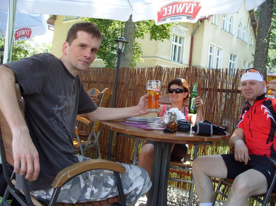 Pierwszy odpoczynek w Kudowie, dobrze że żaden dinozaur Ryjka nie wszamał dzięki temu my wszamaliśmy pyszną pizze ;).