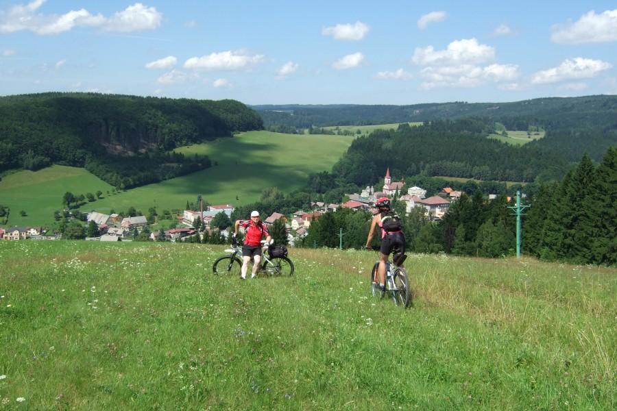 Poczekalnia na wspólne zdjęcie na panoramie Machova a później cudowny szybki zjazd trawą na skróty do samego miasta oj działo się ;).