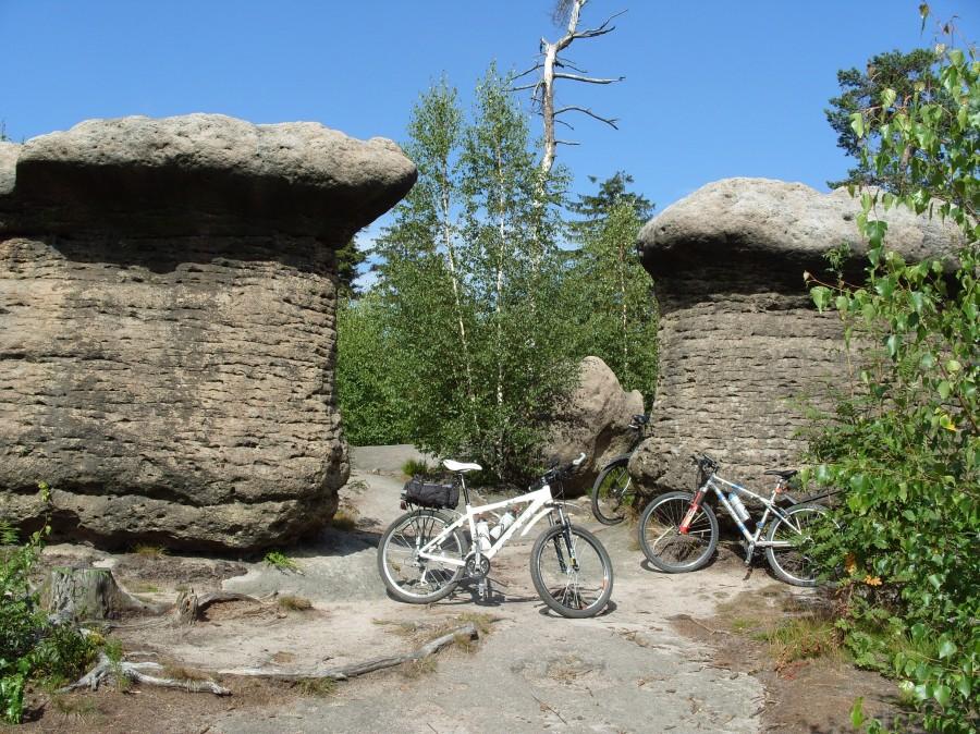 Skalne grzyby rowery ale rowerzystów brak pewnie Yeti tam zapolował ;).