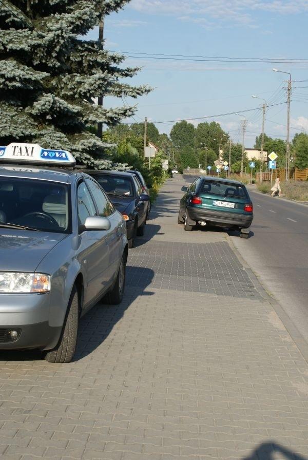 tak się w dzisiejszych czasach parkuje - na chodniku/ścieżce, jak nie ma z jednej strony miejsca, to po drugiej się znajdzie