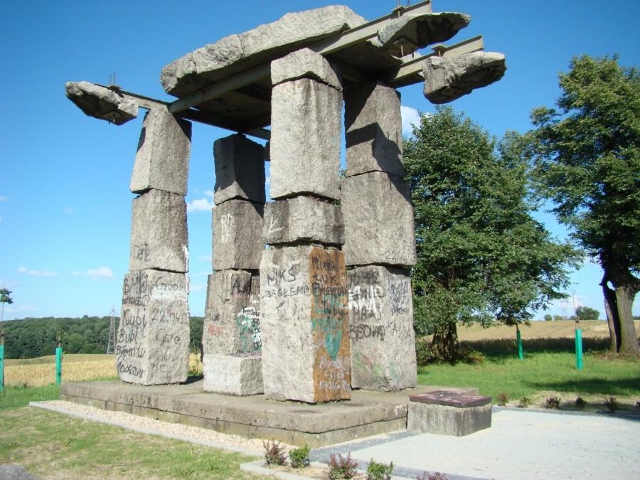 "Ludziom Ziemi" pomnik Zbigniewa Frączkiewicza, 1985