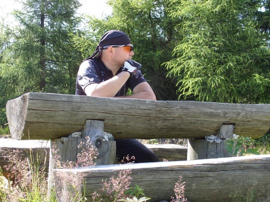 I rozmyślanie gdzie dalej, czy powrót w stronę Spalonej ? nie bardzo chciało mi się pić zimnej żelazowej o zapachu jajek ;) wody, no to do Długopola Zdrój do źródełka lasami.