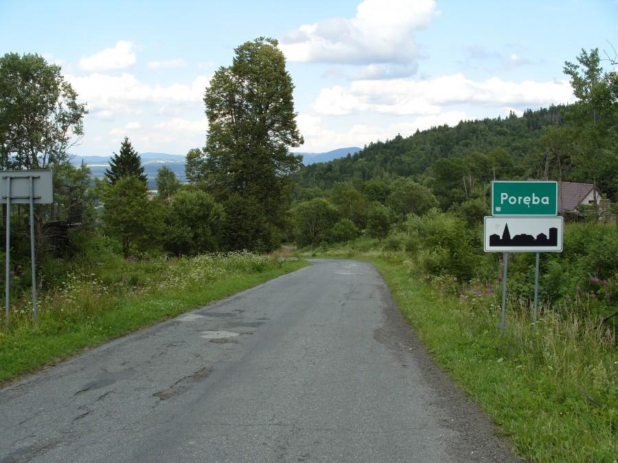 Poręba bardzo polubiłem tą wioseczkę przejechałem przez nią z prędkością 55km/h a krótka nie była ale za to cały czas stromo z góry to co Feniksy lubią najbardziej ;)).