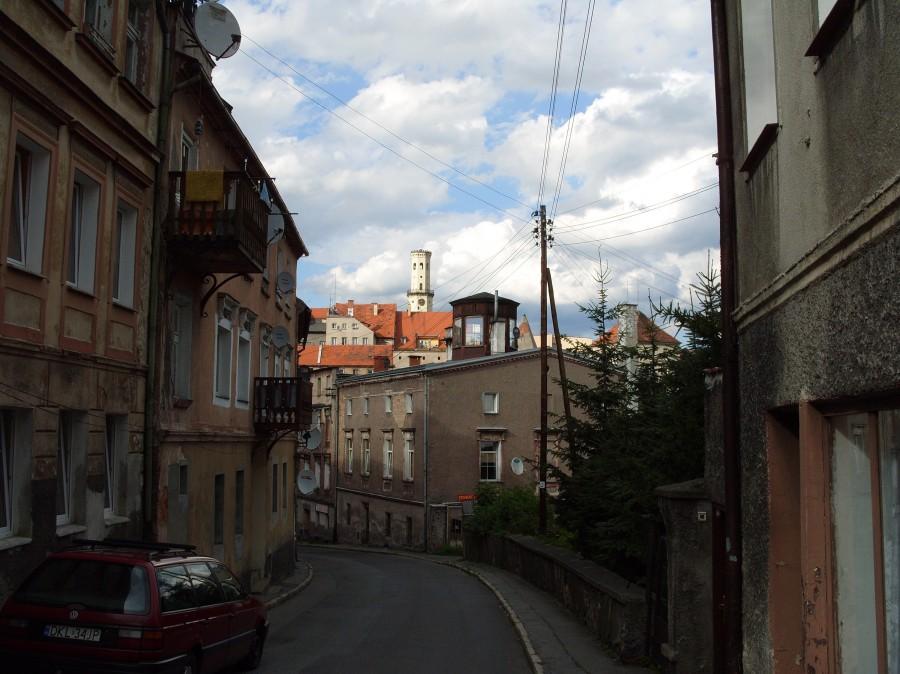 Wjazd do Bystrzycy i w oddali widok na stare miasto.