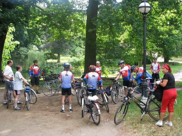 Postój w Parku Ostromeckim - czekamy na pozostałych rowerzystów