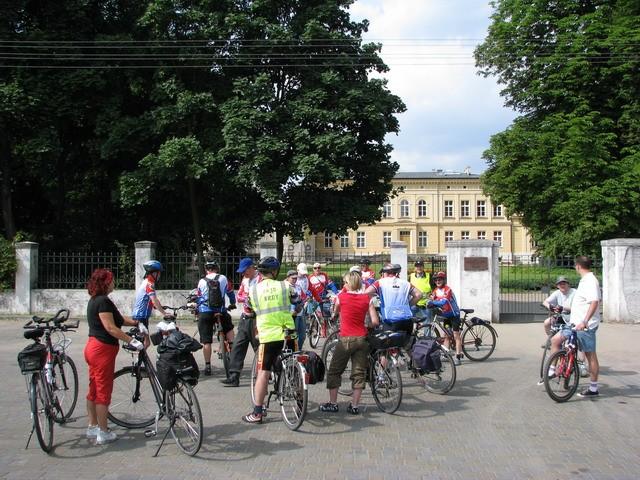 Teraz jesteśmy w komplecie - przed Ostromeckim Pałacem