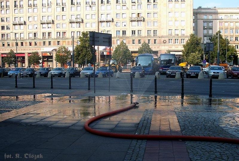Sztuczny deszcz na placu Konstytucji