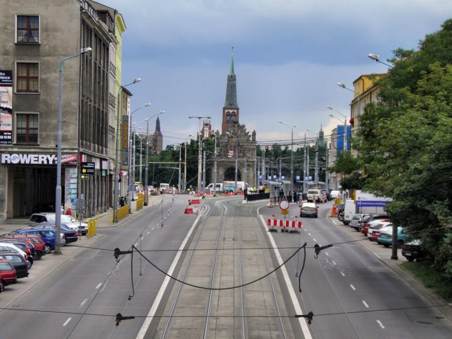 Ulica Wyszyńskiego a na horyzoncie nie tylko Brama Portowa.